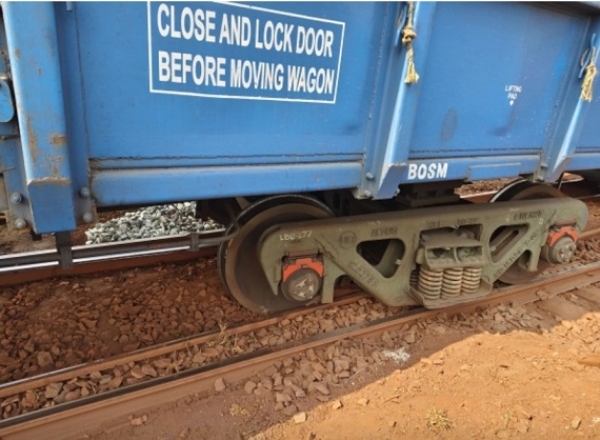 پٹری سے اتری بوگی پٹری سے اتری بوگی