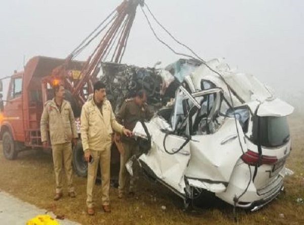 آگرہ لکھنو ایکسپریس وے پر سڑک حادثہ میں چار افراد ہلاک آگرہ لکھنو ایکسپریس وے پر سڑک حادثہ میں چار افراد ہلاک