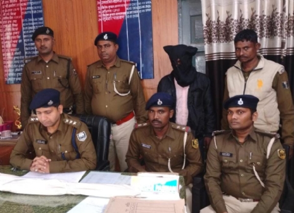 اسلحہ کے ساتھ فرار ملزم گرفتار اسلحہ کے ساتھ فرار ملزم گرفتار