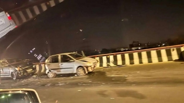 تلنگانہ میں ایکسپریس وے پر دو کاروں کا آپس میں تصادم تلنگانہ میں ایکسپریس وے پر دو کاروں کا آپس میں تصادم