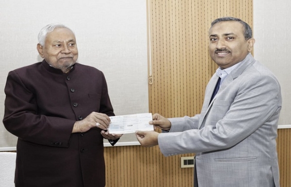 وزیر اعلیٰ نتیش کمار نے وزیر اعلیٰ راحت فنڈ میں ایک ماہ کی تنخواہ کا چیک سونپا وزیر اعلیٰ نتیش کمار نے وزیر اعلیٰ راحت فنڈ میں ایک ماہ کی تنخواہ کا چیک سونپا