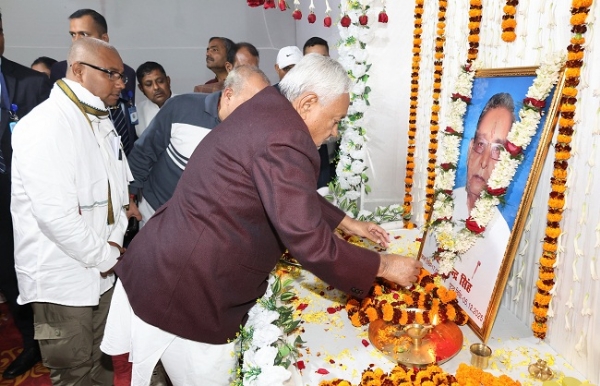 پن پن کے سابق بلاک جے ڈی یو صدرآنجہانی مہندرسنگھ کے شرادھ میں وزیر اعلیٰ شامل ہوئے پن پن کے سابق بلاک جے ڈی یو صدرآنجہانی مہندرسنگھ کے شرادھ میں وزیر اعلیٰ شامل ہوئے