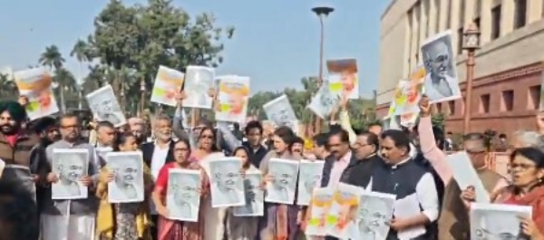 انڈیا اتحاد کے ارکان پارلیمنٹ نے منریگا کی جگہ نئی اسکیم کے خلاف پارلیمنٹ ہاوس کمپلیکس میں احتجاج کیا انڈیا اتحاد کے ارکان پارلیمنٹ نے منریگا کی جگہ نئی اسکیم کے خلاف پارلیمنٹ ہاوس کمپلیکس میں احتجاج کیا