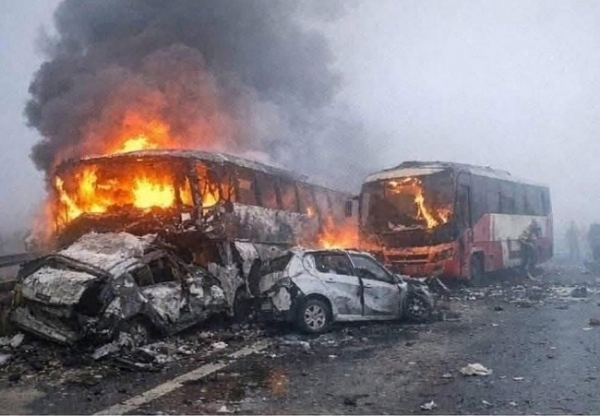 متھرا میں جمنا ایکسپریس وے حادثے میں 13 افراد زندہ جل گئے، 70 زخمی متھرا میں جمنا ایکسپریس وے حادثے میں 13 افراد زندہ جل گئے، 70 زخمی