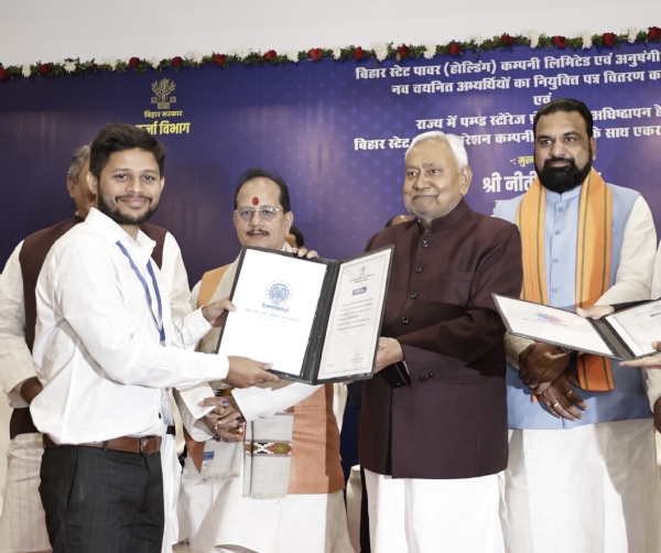 وزیر اعلیٰ نے محکمہ توانائی میں 2,390 نئے منتخب امیدواروں کو تقرری نامہ پیش وزیر اعلیٰ نے محکمہ توانائی میں 2,390 نئے منتخب امیدواروں کو تقرری نامہ پیش