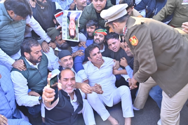 بی جے پی ہیڈکوارٹر پر کانگریس کا احتجاج، دہلی کانگریس صدر اور پارٹی کارکنوں کو حراست میں لے لیا گیا