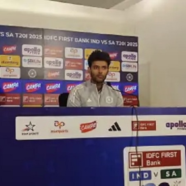 پریس کانفرنس میں صحافیوں سے بات کرتے ہوئے ہندوستانی آل راونڈر شیوم دوبے