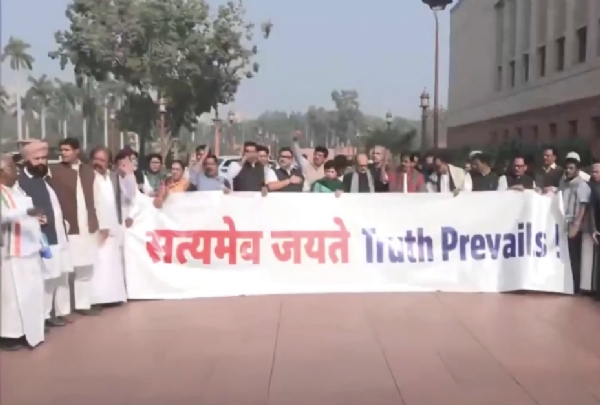 نیشنل ہیرالڈ معاملے میں عدالتی فیصلے کے بعد اپوزیشن ارکان پارلیمنٹ کا احتجاج نیشنل ہیرالڈ معاملے میں عدالتی فیصلے کے بعد اپوزیشن ارکان پارلیمنٹ کا احتجاج