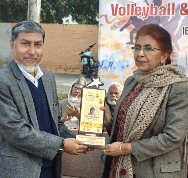 اسکول ڈائریکٹر کا استقبال کرتے ہوئے اسکول ڈائریکٹر کا استقبال کرتے ہوئے