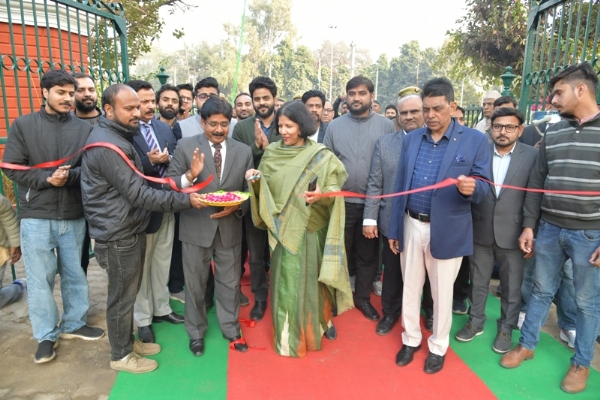 افتتاح کرتے ہوئے افتتاح کرتے ہوئے