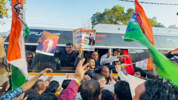 بی جے پی دفتر کا گھیراو کرنے جا رہے کانگریسیوں پر پولیس نے واٹر کینن کا استعمال کیا، جیتو پٹواری سمیت کئی کارکن گرفتار بی جے پی دفتر کا گھیراو کرنے جا رہے کانگریسیوں پر پولیس نے واٹر کینن کا استعمال کیا، جیتو پٹواری سمیت کئی کارکن گرفتار