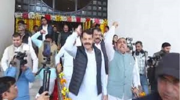 کانگریس قانون ساز پارٹی نے اسمبلی احاطے میں گاندھی مجسمے کے پاس مظاہرہ کیا کانگریس قانون ساز پارٹی نے اسمبلی احاطے میں گاندھی مجسمے کے پاس مظاہرہ کیا