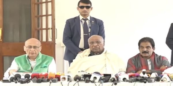 کھڑگے نے نیشنل ہیرالڈ کیس میں ای ڈی کی چارج شیٹ پر نوٹس لینے سے عدالت کے انکار کو سچائی کی جیت قرار دیا۔