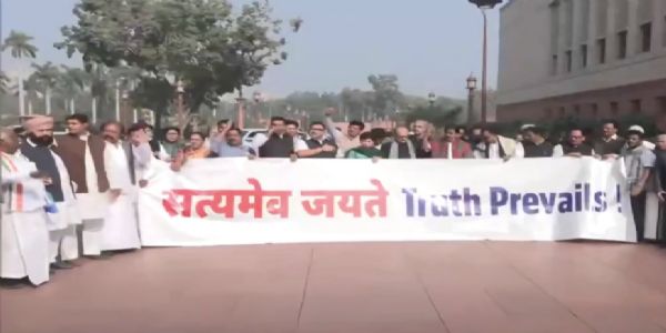 نیشنل ہیرالڈ معاملے میں عدالتی فیصلے کے بعد اپوزیشن ارکان پارلیمنٹ کا احتجاج