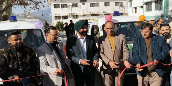 ڈی سی نے دیہی علاقوں میں طبی سہولیات کی بہتری کے لیے دو ایمبولینس سروس کو شروع کیا۔