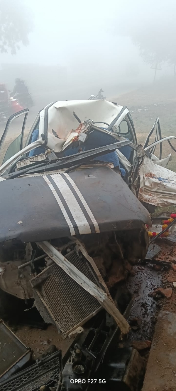 بلیا میں کار سڑک کنارے دکان سے ٹکرائی کار، دو افراد ہلاک