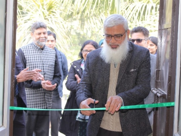 افتتاح کرتے ہوئے ڈین فیکلٹی افتتاح کرتے ہوئے ڈین فیکلٹی