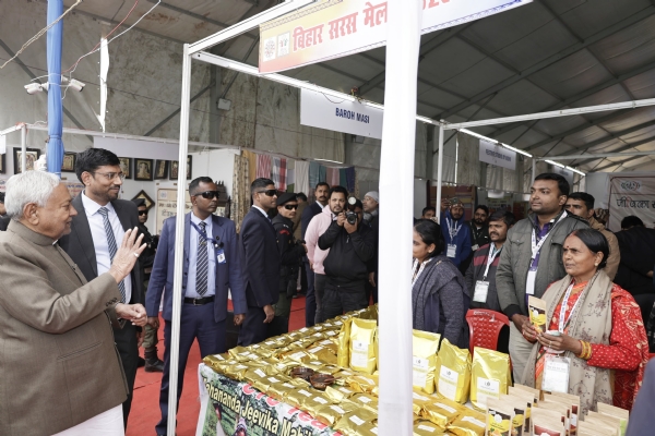 وزیر اعلیٰ نتیش کمار نے بہار سرس میلہ 2025 کا دورہ کیا وزیر اعلیٰ نتیش کمار نے بہار سرس میلہ 2025 کا دورہ کیا