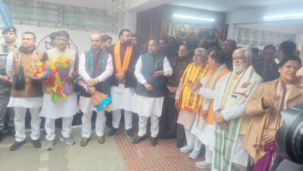 بہار بی جے پی کے نئے سربراہ کاگھنٹوں انتظار کرتے رہے سمراٹ چودھری، ونود تاوڑے اور وجے سنہا بھی تھے ساتھ بہار بی جے پی کے نئے سربراہ کاگھنٹوں انتظار کرتے رہے سمراٹ چودھری، ونود تاوڑے اور وجے سنہا بھی تھے ساتھ