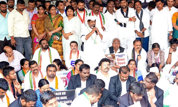 نیشنل ہیرالڈ کیس کے خلاف کانگریس کا بی جے پی دفتر پر مارچ نیشنل ہیرالڈ کیس کے خلاف کانگریس کا بی جے پی دفتر پر مارچ