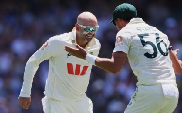 وکٹ لینے کی خوشی مناتے لیون وکٹ لینے کی خوشی مناتے لیون