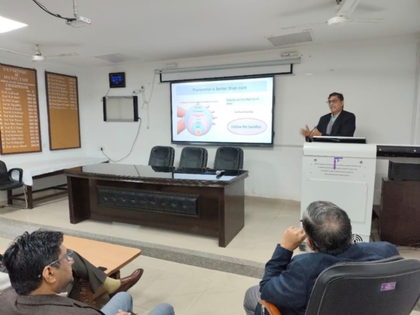 خطاب کرتے ہوئے خطاب کرتے ہوئے