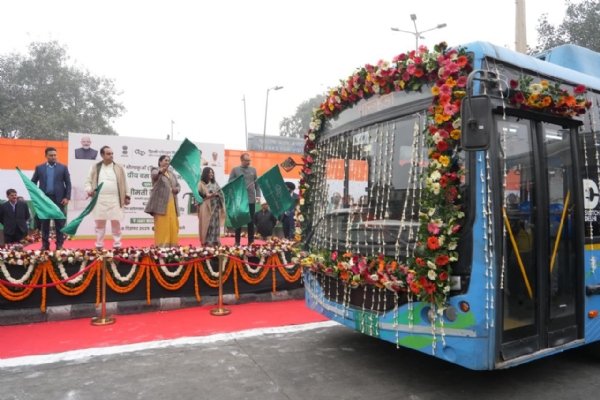 ڈی ٹی سی کے بیڑے میں 100 ای بسیں شامل ، دھولہ کنواں سے دھاروہیڑہ تک بین ریاستی بس سروس کا آغاز ڈی ٹی سی کے بیڑے میں 100 ای بسیں شامل ، دھولہ کنواں سے دھاروہیڑہ تک بین ریاستی بس سروس کا آغاز