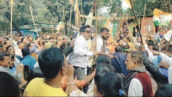 کانگریس اور بی جے پی کارکن آمنے سامنے، پولیس کی چوکسی سے بڑی جھڑپ ٹل گئی