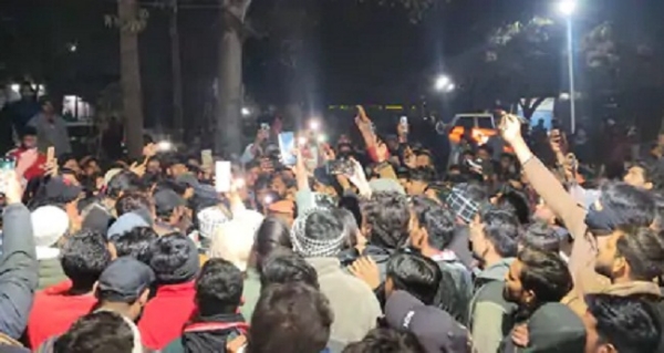 مسلمانوں نے تھانے کا گھیراو کیا۔