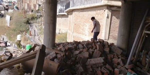 سنجولی مسجد کی بالائی منزل کو گرانے کا کام جاری۔