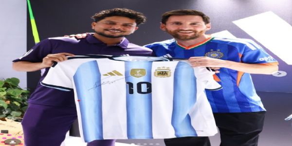 کلدیپ یادو نے لیجنڈری لیونل میسی کی دستخط شدہ ارجنٹینا فٹبال ٹیم کی جرسی وصول کی