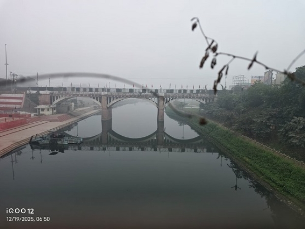 دھند اور کوہرے میں شاستری گھاٹ ورونا پل کا نظارہ۔