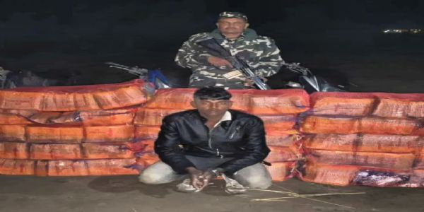 ایس ایس بی نے کیا نیپالی شراب، موٹر سائیکل کے ساتھ اسمگلر کو گرفتار