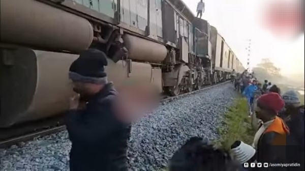 ہاتھیوں سے ٹکرانے کے بعد راجدھانی ایکسپریس پٹری سے اترنے کی تصویر