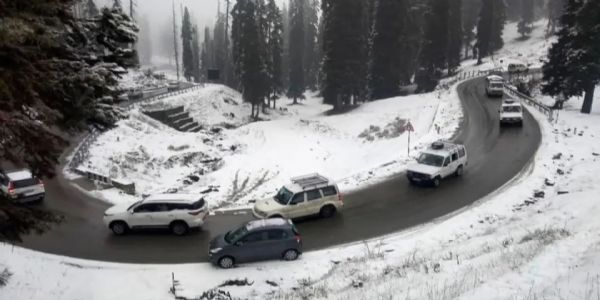 برف باری کی پیش گوئی کے چلتے ٹنگمرگ-گلمرگ روڈ پر بھاری گاڑیوں کی آمدورفت پر پابندی