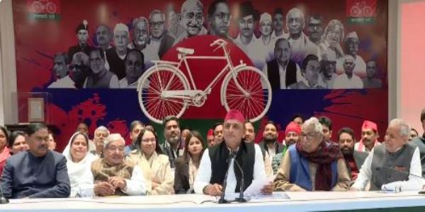 کوڈین معاملے کے ملزمین کی جن لوگوں کے ساتھ تصویریں ہیں، ان پر بلڈوزر چلے: اکھلیش یادو