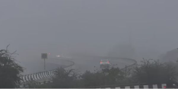 این سی آرکوہرے کی سفید چادر میں لپٹا، دھند کی وجہ سے حدنگاہ کم ہوئی