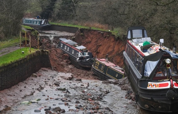Massive-sinkhole-in-England-swallows-canal-boats