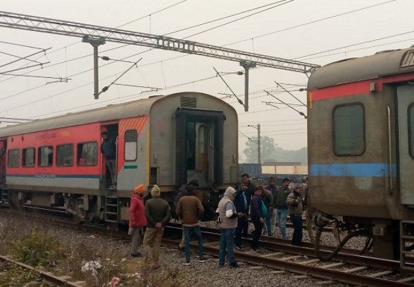 Farakka-Express-train-stopped-for-two-hours-due-to