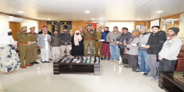 ڈوڈہ پولیس نے 58 گمشدہ موبائل فون برآمد کیے۔