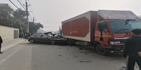 تیز رفتار آڈی کار نے کئی گاڑیوں کو ٹکر ماری۔