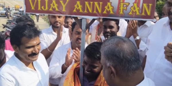 اداکار وجے ٹی وی کے کی کرسمس کی تقریبات میں پہنچے، حامیوں کی جانب سے شاندار استقبال کیا گیا