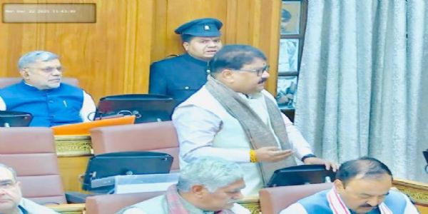 (یوپی اسمبلی سیشن) غیر قانونی دراندازی کو روکنے کے لیے مدارس کی گہری چھان بین ضروری ہے: وجے بہادر پاٹھک