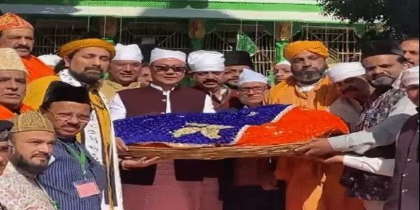 اجمیر درگاہ پر وزیر اعظم مودی کی جانب سے چادرپیش، مرکزی وزیر کرن رجیجو نے چادر پوشی کی