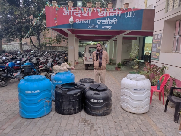 نوادہ جنگل میں پولیس نے 1000 لیٹر شراب ضبط کی