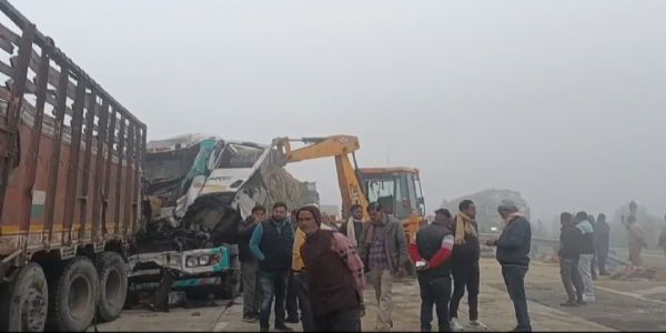 شدید دھند کے باعث متعدد گاڑیاں آپس میں ٹکرا گئیں، 2 افراد جاں بحق اور 16 زخمی