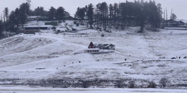 شوپیاں کے ہیرپورہ میں تازہ برف باری