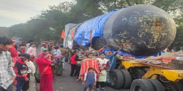 دنیا کا سب سے بڑا 210 ٹن وزنی شیولنگ ساگر پہنچا۔