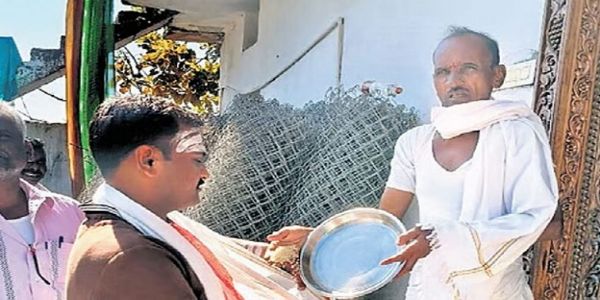 سرپنچ انتخابات میں باپ کی کامیابی، بیٹے نے منت کی تکمیل پر گھرگھربھیک مانگی