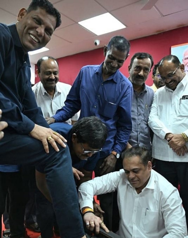 POLITICS MAHA SATAM SHOE POLISH VIDEO POLITICS MAHA SATAM SHOE POLISH VIDEO